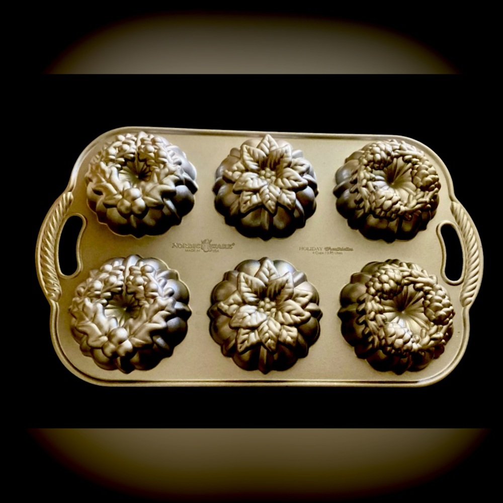 Nordic Ware 6-Cavity Christmas Bundt Pan/ DISCOUNTED SHIPPING